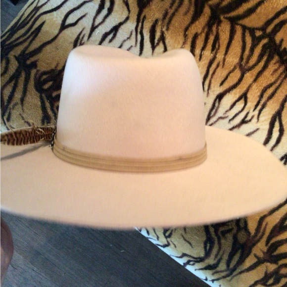 ! Host pick! 💕RARE Wyeth pale pink feather wool rancher - Picture 5 of 7